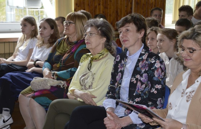 Po trudnym okresie pandemii 27 kwietnia odbył się Szkolny Konkurs Recytatorski dla klas IV-VIII, w którym wzięło udział dziewiętnaścioro uczestników. Na uroczystość przybyły panie z Pasłęckiego Towarzystwa Przyjaciół Kultury: p. Regina Dąbrowska – prezes zarządu PTP K oraz p. Anna Tatarynowicz- sekretarz zarządu PTPK, dzięki którym w naszej szkole realizowany jest projekt ,,Moja szkoła czyta poezję”.