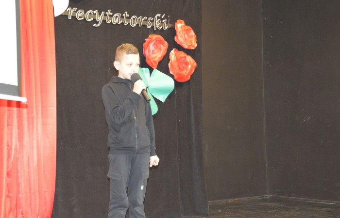 Konkurs rozpoczął występ zdolnych i uroczych dziewczynek z klasy czwartej, które pod kierunkiem p. Iwony Matukiewicz przygotowały na ten dzień poezję śpiewaną znanej polskiej wokalistki Sannah ,,Nic dwa razy się nie zdarza”.

Następnie, na tle przygotowanej przez p. Iwonę Matukiewicz scenografii, ze sceny popłynęły dziecięce wiersze Jana Brzechwy w wykonaniu najmłodszych recytatorów z klas IV. Uczniowie klas V zaprezentowali bajki Ignacego Krasickiego, natomiast uczniowie klas VI recytowali fraszki Jana Kochanowskiego. Klasy VII przypomniały wszystkim widzom utwory A. Mickiewicza oraz Cypriana Norwida. Najstarsi uczestnicy konkursu wygłosili z pamięci fragmenty ,,Pana Tadeusza” Adama Mickiewicza.