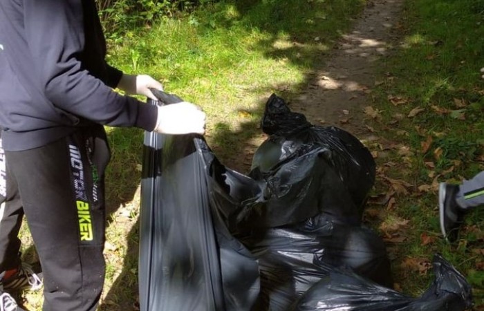 „Myślę, więc nie śmiecę” to hasło tegorocznej akcji „Sprzątanie Świata – Polska”. Akcja, która zainicjowana została w Australii, odbyła się w Polsce już po raz 28. W Szkole Podstawowej nr 2 wzięli w niej udział uczniowie klas siódmych i ósmych. W poniedziałek, 20 września, pod opieką koordynatorów akcji: pani Doroty Andrzejewicz i pani Ewy Sidor, zaopatrzeni w rękawiczki i worki na śmieci dostarczone z Urzędu Miasta i Gminy w Pasłęku, wyruszyli aby zebrać śmieci z terenu wokół szkoły i terenów przylegających do niej. Uczniowie z wielkim zaangażowaniem przystąpili do oczyszczania wyznaczonych rewirów. Zebrali blisko 30 worków śmieci. Wrócili do szkoły zmęczeni, ale z poczuciem dobrze wykonanej, pożytecznej pracy.