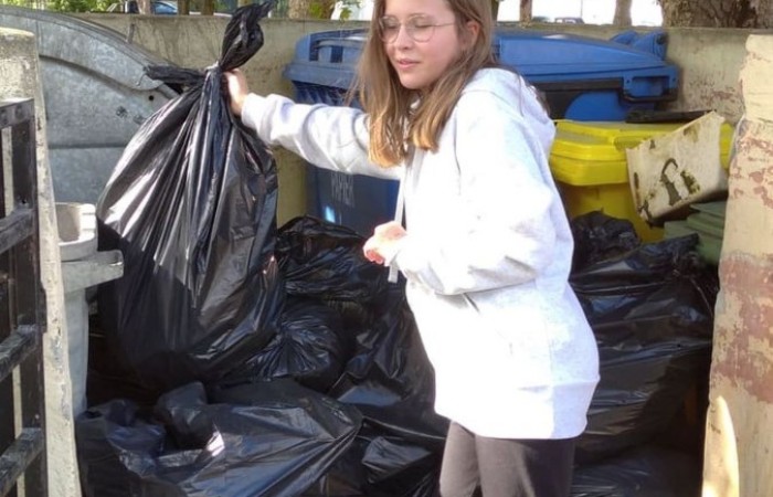 „Myślę, więc nie śmiecę” to hasło tegorocznej akcji „Sprzątanie Świata – Polska”. Akcja, która zainicjowana została w Australii, odbyła się w Polsce już po raz 28. W Szkole Podstawowej nr 2 wzięli w niej udział uczniowie klas siódmych i ósmych. W poniedziałek, 20 września, pod opieką koordynatorów akcji: pani Doroty Andrzejewicz i pani Ewy Sidor, zaopatrzeni w rękawiczki i worki na śmieci dostarczone z Urzędu Miasta i Gminy w Pasłęku, wyruszyli aby zebrać śmieci z terenu wokół szkoły i terenów przylegających do niej. Uczniowie z wielkim zaangażowaniem przystąpili do oczyszczania wyznaczonych rewirów. Zebrali blisko 30 worków śmieci. Wrócili do szkoły zmęczeni, ale z poczuciem dobrze wykonanej, pożytecznej pracy.