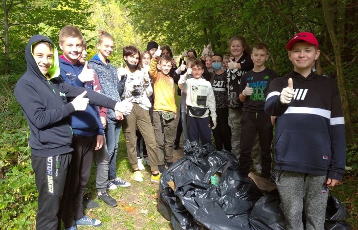 „Myślę, więc nie śmiecę” to hasło tegorocznej akcji „Sprzątanie Świata – Polska”. Akcja, która zainicjowana została w Australii, odbyła się w Polsce już po raz 28. W Szkole Podstawowej nr 2 wzięli w niej udział uczniowie klas siódmych i ósmych. W poniedziałek, 20 września, pod opieką koordynatorów akcji: pani Doroty Andrzejewicz i pani Ewy Sidor, zaopatrzeni w rękawiczki i worki na śmieci dostarczone z Urzędu Miasta i Gminy w Pasłęku, wyruszyli aby zebrać śmieci z terenu wokół szkoły i terenów przylegających do niej. Uczniowie z wielkim zaangażowaniem przystąpili do oczyszczania wyznaczonych rewirów. Zebrali blisko 30 worków śmieci. Wrócili do szkoły zmęczeni, ale z poczuciem dobrze wykonanej, pożytecznej pracy.