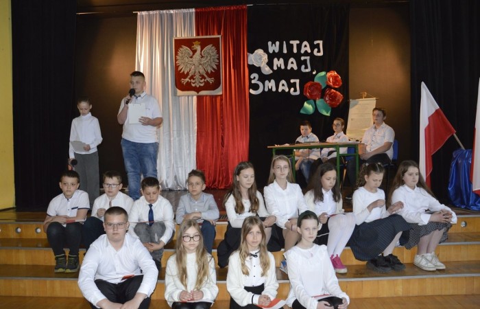 28 kwietnia odbyła się uroczysta akademia z okazji 232 rocznicy uchwalenia Konstytucji 3 Maja, pierwszej w Europie i drugiej na świecie ustawy, która regulowała system prawny naszego państwa, wprowadzając ustrój monarchii konstytucyjnej. Choć obowiązywała zaledwie przez 14 miesięcy, była próbą ratowania suwerenności, zagrożonej wówczas agresją sąsiadów, Polski.
   W apelu wzięli udział uczniowie z klas IV-VIII , którzy tego dnia przyszli do szkoły w galowym stroju. Uroczystość rozpoczęto odśpiewaniem hymnu narodowego. Następnie młodzi aktorzy z klas Va i Vb wcielili się w role, by przybliżyć nam to, co stanowi nieodłączny element naszej tożsamości narodowej - czyny Wielkich Polaków i ich znaczenie dla przyszłości kraju. Mimo podniosłego nastroju, znalazło się także miejsce na odrobinę humoru.
   Spotkanie to było doskonałą lekcją historii, dla starszych uczniów powtórką najważniejszych wydarzeń z  przeszłości naszej Ojczyzny, dla młodszych wprowadzeniem w świat zawiłych losów minionych pokoleń Polaków. Całość przedstawienia uświetniły pieśni patriotyczne przygotowane przez p. I. Matukiewicz.