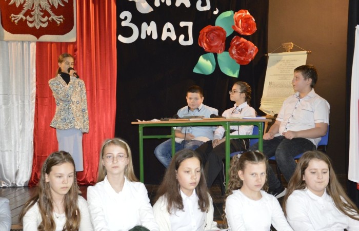 28 kwietnia odbyła się uroczysta akademia z okazji 232 rocznicy uchwalenia Konstytucji 3 Maja, pierwszej w Europie i drugiej na świecie ustawy, która regulowała system prawny naszego państwa, wprowadzając ustrój monarchii konstytucyjnej. Choć obowiązywała zaledwie przez 14 miesięcy, była próbą ratowania suwerenności, zagrożonej wówczas agresją sąsiadów, Polski.
   W apelu wzięli udział uczniowie z klas IV-VIII , którzy tego dnia przyszli do szkoły w galowym stroju. Uroczystość rozpoczęto odśpiewaniem hymnu narodowego. Następnie młodzi aktorzy z klas Va i Vb wcielili się w role, by przybliżyć nam to, co stanowi nieodłączny element naszej tożsamości narodowej - czyny Wielkich Polaków i ich znaczenie dla przyszłości kraju. Mimo podniosłego nastroju, znalazło się także miejsce na odrobinę humoru.
   Spotkanie to było doskonałą lekcją historii, dla starszych uczniów powtórką najważniejszych wydarzeń z  przeszłości naszej Ojczyzny, dla młodszych wprowadzeniem w świat zawiłych losów minionych pokoleń Polaków. Całość przedstawienia uświetniły pieśni patriotyczne przygotowane przez p. I. Matukiewicz.