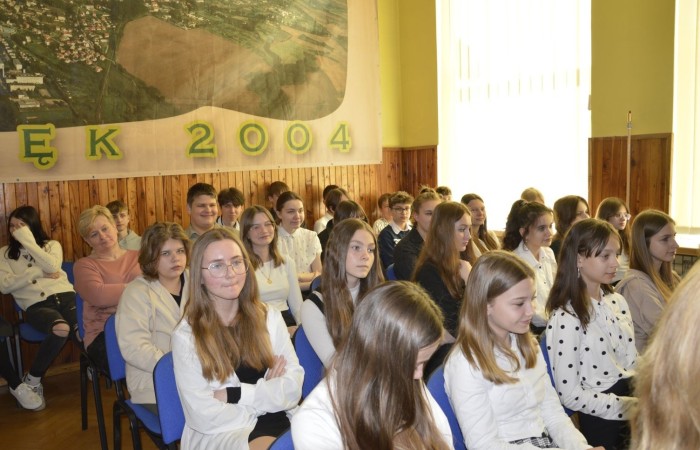 28 kwietnia odbyła się uroczysta akademia z okazji 232 rocznicy uchwalenia Konstytucji 3 Maja, pierwszej w Europie i drugiej na świecie ustawy, która regulowała system prawny naszego państwa, wprowadzając ustrój monarchii konstytucyjnej. Choć obowiązywała zaledwie przez 14 miesięcy, była próbą ratowania suwerenności, zagrożonej wówczas agresją sąsiadów, Polski.
   W apelu wzięli udział uczniowie z klas IV-VIII , którzy tego dnia przyszli do szkoły w galowym stroju. Uroczystość rozpoczęto odśpiewaniem hymnu narodowego. Następnie młodzi aktorzy z klas Va i Vb wcielili się w role, by przybliżyć nam to, co stanowi nieodłączny element naszej tożsamości narodowej - czyny Wielkich Polaków i ich znaczenie dla przyszłości kraju. Mimo podniosłego nastroju, znalazło się także miejsce na odrobinę humoru.
   Spotkanie to było doskonałą lekcją historii, dla starszych uczniów powtórką najważniejszych wydarzeń z  przeszłości naszej Ojczyzny, dla młodszych wprowadzeniem w świat zawiłych losów minionych pokoleń Polaków. Całość przedstawienia uświetniły pieśni patriotyczne przygotowane przez p. I. Matukiewicz.