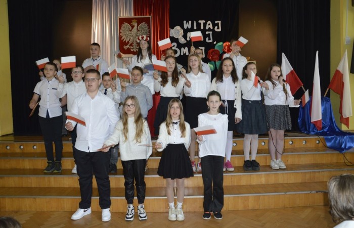 28 kwietnia odbyła się uroczysta akademia z okazji 232 rocznicy uchwalenia Konstytucji 3 Maja, pierwszej w Europie i drugiej na świecie ustawy, która regulowała system prawny naszego państwa, wprowadzając ustrój monarchii konstytucyjnej. Choć obowiązywała zaledwie przez 14 miesięcy, była próbą ratowania suwerenności, zagrożonej wówczas agresją sąsiadów, Polski.
   W apelu wzięli udział uczniowie z klas IV-VIII , którzy tego dnia przyszli do szkoły w galowym stroju. Uroczystość rozpoczęto odśpiewaniem hymnu narodowego. Następnie młodzi aktorzy z klas Va i Vb wcielili się w role, by przybliżyć nam to, co stanowi nieodłączny element naszej tożsamości narodowej - czyny Wielkich Polaków i ich znaczenie dla przyszłości kraju. Mimo podniosłego nastroju, znalazło się także miejsce na odrobinę humoru.
   Spotkanie to było doskonałą lekcją historii, dla starszych uczniów powtórką najważniejszych wydarzeń z  przeszłości naszej Ojczyzny, dla młodszych wprowadzeniem w świat zawiłych losów minionych pokoleń Polaków. Całość przedstawienia uświetniły pieśni patriotyczne przygotowane przez p. I. Matukiewicz.