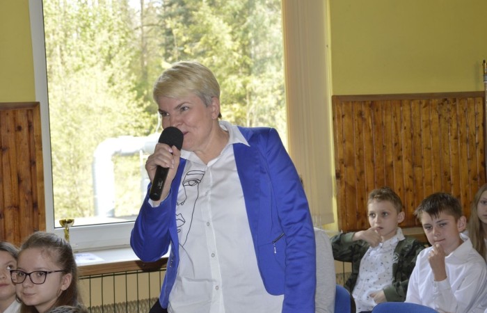 28 kwietnia odbyła się uroczysta akademia z okazji 232 rocznicy uchwalenia Konstytucji 3 Maja, pierwszej w Europie i drugiej na świecie ustawy, która regulowała system prawny naszego państwa, wprowadzając ustrój monarchii konstytucyjnej. Choć obowiązywała zaledwie przez 14 miesięcy, była próbą ratowania suwerenności, zagrożonej wówczas agresją sąsiadów, Polski.
   W apelu wzięli udział uczniowie z klas IV-VIII , którzy tego dnia przyszli do szkoły w galowym stroju. Uroczystość rozpoczęto odśpiewaniem hymnu narodowego. Następnie młodzi aktorzy z klas Va i Vb wcielili się w role, by przybliżyć nam to, co stanowi nieodłączny element naszej tożsamości narodowej - czyny Wielkich Polaków i ich znaczenie dla przyszłości kraju. Mimo podniosłego nastroju, znalazło się także miejsce na odrobinę humoru.
   Spotkanie to było doskonałą lekcją historii, dla starszych uczniów powtórką najważniejszych wydarzeń z  przeszłości naszej Ojczyzny, dla młodszych wprowadzeniem w świat zawiłych losów minionych pokoleń Polaków. Całość przedstawienia uświetniły pieśni patriotyczne przygotowane przez p. I. Matukiewicz.