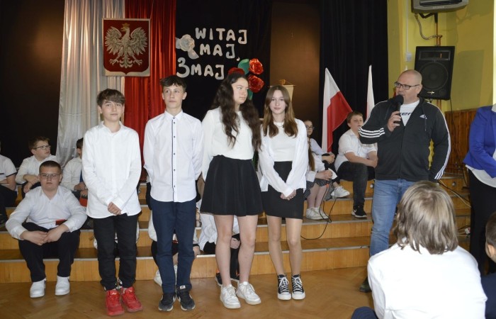 28 kwietnia odbyła się uroczysta akademia z okazji 232 rocznicy uchwalenia Konstytucji 3 Maja, pierwszej w Europie i drugiej na świecie ustawy, która regulowała system prawny naszego państwa, wprowadzając ustrój monarchii konstytucyjnej. Choć obowiązywała zaledwie przez 14 miesięcy, była próbą ratowania suwerenności, zagrożonej wówczas agresją sąsiadów, Polski.
   W apelu wzięli udział uczniowie z klas IV-VIII , którzy tego dnia przyszli do szkoły w galowym stroju. Uroczystość rozpoczęto odśpiewaniem hymnu narodowego. Następnie młodzi aktorzy z klas Va i Vb wcielili się w role, by przybliżyć nam to, co stanowi nieodłączny element naszej tożsamości narodowej - czyny Wielkich Polaków i ich znaczenie dla przyszłości kraju. Mimo podniosłego nastroju, znalazło się także miejsce na odrobinę humoru.
   Spotkanie to było doskonałą lekcją historii, dla starszych uczniów powtórką najważniejszych wydarzeń z  przeszłości naszej Ojczyzny, dla młodszych wprowadzeniem w świat zawiłych losów minionych pokoleń Polaków. Całość przedstawienia uświetniły pieśni patriotyczne przygotowane przez p. I. Matukiewicz.