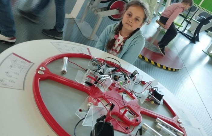 11 maja 2023 r. uczniowie klas Ia i Ib udali się na wycieczkę do Gdyni ,do Centrum Nauki Experyment. Spędziły tam aktywnie czas, gdzie dobra zabawa miała wymiar edukacyjny.
Wycieczka nie tylko zintegrowała grupę, lecz okazała się również znakomitą i ciekawą lekcją z wielu dziedzin nauki. Dzieci wróciły zadowolone i pełne wrażeń.