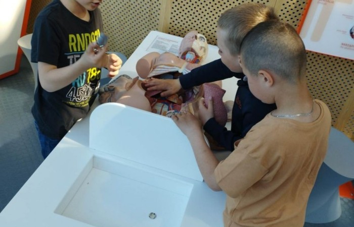 11 maja 2023 r. uczniowie klas Ia i Ib udali się na wycieczkę do Gdyni ,do Centrum Nauki Experyment. Spędziły tam aktywnie czas, gdzie dobra zabawa miała wymiar edukacyjny.
Wycieczka nie tylko zintegrowała grupę, lecz okazała się również znakomitą i ciekawą lekcją z wielu dziedzin nauki. Dzieci wróciły zadowolone i pełne wrażeń.