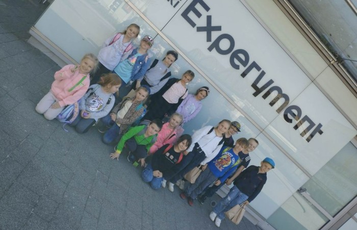 11 maja 2023 r. uczniowie klas Ia i Ib udali się na wycieczkę do Gdyni ,do Centrum Nauki Experyment. Spędziły tam aktywnie czas, gdzie dobra zabawa miała wymiar edukacyjny.
Wycieczka nie tylko zintegrowała grupę, lecz okazała się również znakomitą i ciekawą lekcją z wielu dziedzin nauki. Dzieci wróciły zadowolone i pełne wrażeń.