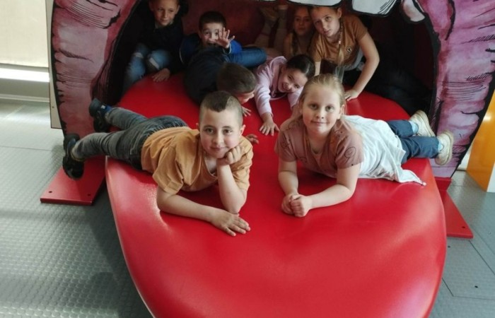 11 maja 2023 r. uczniowie klas Ia i Ib udali się na wycieczkę do Gdyni ,do Centrum Nauki Experyment. Spędziły tam aktywnie czas, gdzie dobra zabawa miała wymiar edukacyjny.
Wycieczka nie tylko zintegrowała grupę, lecz okazała się również znakomitą i ciekawą lekcją z wielu dziedzin nauki. Dzieci wróciły zadowolone i pełne wrażeń.