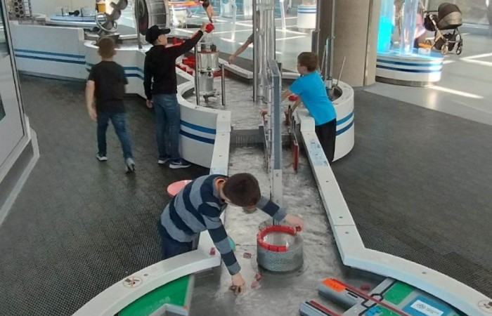 11 maja 2023 r. uczniowie klas Ia i Ib udali się na wycieczkę do Gdyni ,do Centrum Nauki Experyment. Spędziły tam aktywnie czas, gdzie dobra zabawa miała wymiar edukacyjny.
Wycieczka nie tylko zintegrowała grupę, lecz okazała się również znakomitą i ciekawą lekcją z wielu dziedzin nauki. Dzieci wróciły zadowolone i pełne wrażeń.