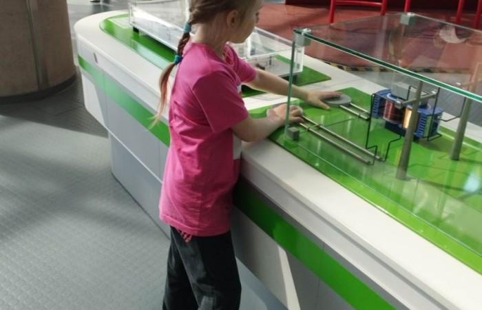 11 maja 2023 r. uczniowie klas Ia i Ib udali się na wycieczkę do Gdyni ,do Centrum Nauki Experyment. Spędziły tam aktywnie czas, gdzie dobra zabawa miała wymiar edukacyjny.
Wycieczka nie tylko zintegrowała grupę, lecz okazała się również znakomitą i ciekawą lekcją z wielu dziedzin nauki. Dzieci wróciły zadowolone i pełne wrażeń.