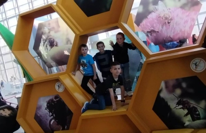 11 maja 2023 r. uczniowie klas Ia i Ib udali się na wycieczkę do Gdyni ,do Centrum Nauki Experyment. Spędziły tam aktywnie czas, gdzie dobra zabawa miała wymiar edukacyjny.
Wycieczka nie tylko zintegrowała grupę, lecz okazała się również znakomitą i ciekawą lekcją z wielu dziedzin nauki. Dzieci wróciły zadowolone i pełne wrażeń.