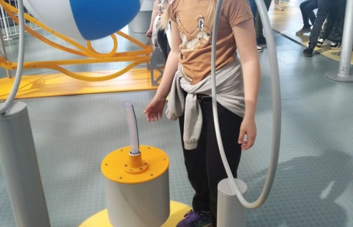 11 maja 2023 r. uczniowie klas Ia i Ib udali się na wycieczkę do Gdyni ,do Centrum Nauki Experyment. Spędziły tam aktywnie czas, gdzie dobra zabawa miała wymiar edukacyjny.
Wycieczka nie tylko zintegrowała grupę, lecz okazała się również znakomitą i ciekawą lekcją z wielu dziedzin nauki. Dzieci wróciły zadowolone i pełne wrażeń.