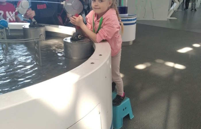 11 maja 2023 r. uczniowie klas Ia i Ib udali się na wycieczkę do Gdyni ,do Centrum Nauki Experyment. Spędziły tam aktywnie czas, gdzie dobra zabawa miała wymiar edukacyjny.
Wycieczka nie tylko zintegrowała grupę, lecz okazała się również znakomitą i ciekawą lekcją z wielu dziedzin nauki. Dzieci wróciły zadowolone i pełne wrażeń.