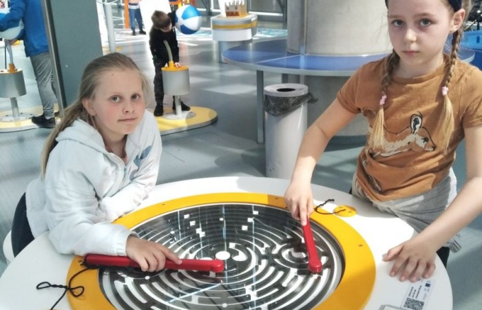 11 maja 2023 r. uczniowie klas Ia i Ib udali się na wycieczkę do Gdyni ,do Centrum Nauki Experyment. Spędziły tam aktywnie czas, gdzie dobra zabawa miała wymiar edukacyjny.
Wycieczka nie tylko zintegrowała grupę, lecz okazała się również znakomitą i ciekawą lekcją z wielu dziedzin nauki. Dzieci wróciły zadowolone i pełne wrażeń.