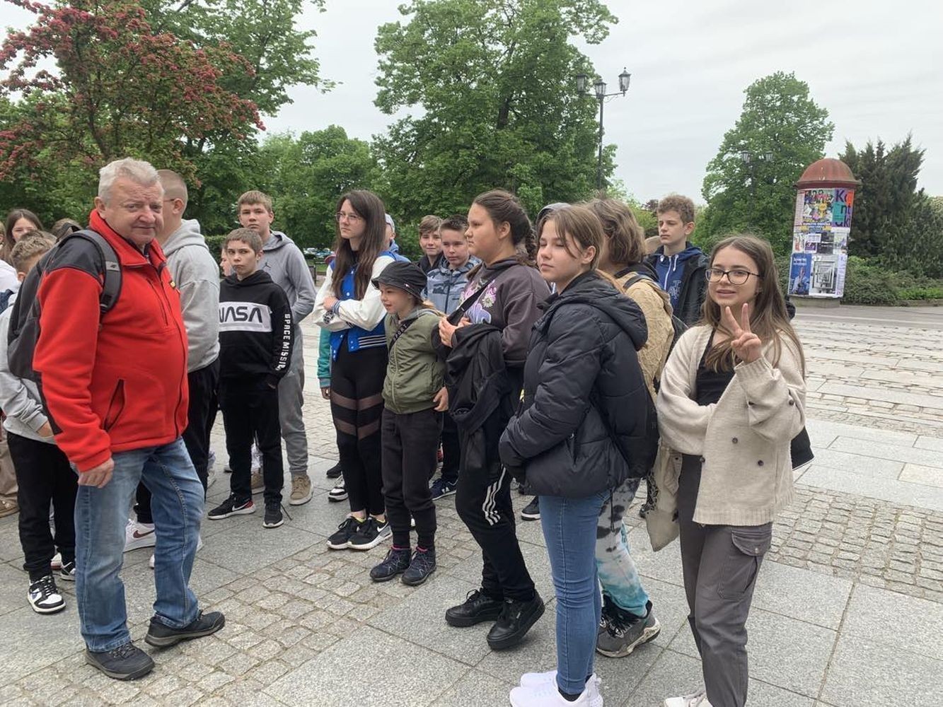 19 maja uczniowie klas 5a i 5b odwiedzili rodzinne miasto Mikołaja Kopernika. Zwiedzanie Torunia rozpoczęliśmy od Krzywej Wieży. Tutaj mogliśmy sprawdzić naszą prawość i uczciwość, gdyż według legendy tylko człowiek bez grzechu może utrzymać równowagę opierając się o jej ścianę. Następnie pan przewodnik oprowadził nas po Starym Mieście. Zobaczyliśmy dom i pomnik Mikołaja Kopernika, podziwialiśmy gotyckie kamienice, Bramę Klasztorną, Ratusz Staromiejski, Katedrę św. Jana Chrzciciela i św. Jana Ewangelisty. Poznaliśmy historię miasta i losy Mikołaja Kopernika. 
Kolejnym punktem programu było Żywe Muzeum Piernika. Pod okiem mistrza Dawida poznaliśmy rytuały związane z wypiekiem piernika. Własnoręcznie przygotowaliśmy ciasto i przy użyciu drewnianych form upiekliśmy pierniczki. Po warsztatach mieliśmy okazję zobaczyć manufakturę z początku XX wieku, maszyny służące do wypieku piernika, zabytkowy piec oraz kolekcję form woskowych.
Ostatnią atrakcją był Dom Legend Toruńskich. Tutaj nie tylko wysłuchaliśmy legend związanych z miastem, ale również sami mogliśmy wcielić się w ich bohaterów.
W drodze powrotnej zajechaliśmy do Grudziądza. Przeszliśmy Bramą Wodną na Stare Miasto i zrobiliśmy pamiątkową fotografię pod pomnikiem ułana i dziewczyny. 
To był udany dzień, pełen wrażeń. 