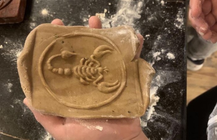 19 maja uczniowie klas 5a i 5b odwiedzili rodzinne miasto Mikołaja Kopernika. Zwiedzanie Torunia rozpoczęliśmy od Krzywej Wieży. Tutaj mogliśmy sprawdzić naszą prawość i uczciwość, gdyż według legendy tylko człowiek bez grzechu może utrzymać równowagę opierając się o jej ścianę. Następnie pan przewodnik oprowadził nas po Starym Mieście. Zobaczyliśmy dom i pomnik Mikołaja Kopernika, podziwialiśmy gotyckie kamienice, Bramę Klasztorną, Ratusz Staromiejski, Katedrę św. Jana Chrzciciela i św. Jana Ewangelisty. Poznaliśmy historię miasta i losy Mikołaja Kopernika. 
Kolejnym punktem programu było Żywe Muzeum Piernika. Pod okiem mistrza Dawida poznaliśmy rytuały związane z wypiekiem piernika. Własnoręcznie przygotowaliśmy ciasto i przy użyciu drewnianych form upiekliśmy pierniczki. Po warsztatach mieliśmy okazję zobaczyć manufakturę z początku XX wieku, maszyny służące do wypieku piernika, zabytkowy piec oraz kolekcję form woskowych.
Ostatnią atrakcją był Dom Legend Toruńskich. Tutaj nie tylko wysłuchaliśmy legend związanych z miastem, ale również sami mogliśmy wcielić się w ich bohaterów.
W drodze powrotnej zajechaliśmy do Grudziądza. Przeszliśmy Bramą Wodną na Stare Miasto i zrobiliśmy pamiątkową fotografię pod pomnikiem ułana i dziewczyny. 
To był udany dzień, pełen wrażeń. 