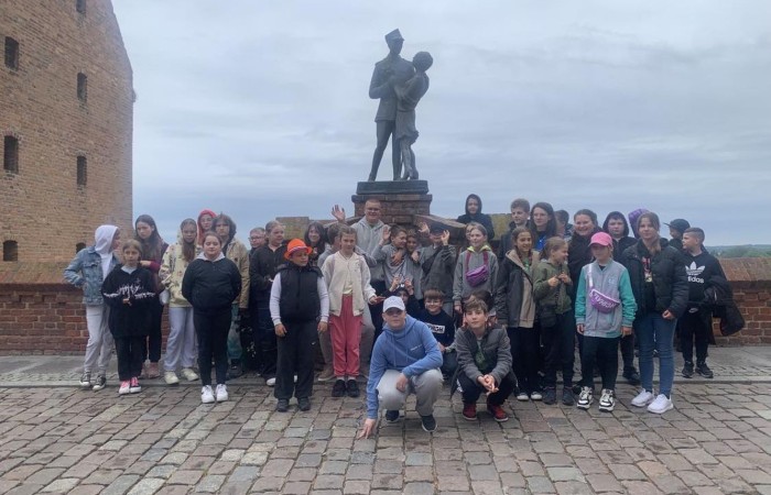 19 maja uczniowie klas 5a i 5b odwiedzili rodzinne miasto Mikołaja Kopernika. Zwiedzanie Torunia rozpoczęliśmy od Krzywej Wieży. Tutaj mogliśmy sprawdzić naszą prawość i uczciwość, gdyż według legendy tylko człowiek bez grzechu może utrzymać równowagę opierając się o jej ścianę. Następnie pan przewodnik oprowadził nas po Starym Mieście. Zobaczyliśmy dom i pomnik Mikołaja Kopernika, podziwialiśmy gotyckie kamienice, Bramę Klasztorną, Ratusz Staromiejski, Katedrę św. Jana Chrzciciela i św. Jana Ewangelisty. Poznaliśmy historię miasta i losy Mikołaja Kopernika. 
Kolejnym punktem programu było Żywe Muzeum Piernika. Pod okiem mistrza Dawida poznaliśmy rytuały związane z wypiekiem piernika. Własnoręcznie przygotowaliśmy ciasto i przy użyciu drewnianych form upiekliśmy pierniczki. Po warsztatach mieliśmy okazję zobaczyć manufakturę z początku XX wieku, maszyny służące do wypieku piernika, zabytkowy piec oraz kolekcję form woskowych.
Ostatnią atrakcją był Dom Legend Toruńskich. Tutaj nie tylko wysłuchaliśmy legend związanych z miastem, ale również sami mogliśmy wcielić się w ich bohaterów.
W drodze powrotnej zajechaliśmy do Grudziądza. Przeszliśmy Bramą Wodną na Stare Miasto i zrobiliśmy pamiątkową fotografię pod pomnikiem ułana i dziewczyny. 
To był udany dzień, pełen wrażeń. 