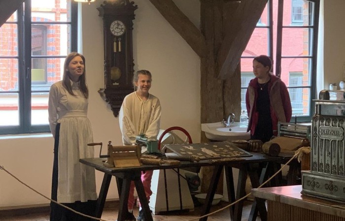 19 maja uczniowie klas 5a i 5b odwiedzili rodzinne miasto Mikołaja Kopernika. Zwiedzanie Torunia rozpoczęliśmy od Krzywej Wieży. Tutaj mogliśmy sprawdzić naszą prawość i uczciwość, gdyż według legendy tylko człowiek bez grzechu może utrzymać równowagę opierając się o jej ścianę. Następnie pan przewodnik oprowadził nas po Starym Mieście. Zobaczyliśmy dom i pomnik Mikołaja Kopernika, podziwialiśmy gotyckie kamienice, Bramę Klasztorną, Ratusz Staromiejski, Katedrę św. Jana Chrzciciela i św. Jana Ewangelisty. Poznaliśmy historię miasta i losy Mikołaja Kopernika. 
Kolejnym punktem programu było Żywe Muzeum Piernika. Pod okiem mistrza Dawida poznaliśmy rytuały związane z wypiekiem piernika. Własnoręcznie przygotowaliśmy ciasto i przy użyciu drewnianych form upiekliśmy pierniczki. Po warsztatach mieliśmy okazję zobaczyć manufakturę z początku XX wieku, maszyny służące do wypieku piernika, zabytkowy piec oraz kolekcję form woskowych.
Ostatnią atrakcją był Dom Legend Toruńskich. Tutaj nie tylko wysłuchaliśmy legend związanych z miastem, ale również sami mogliśmy wcielić się w ich bohaterów.
W drodze powrotnej zajechaliśmy do Grudziądza. Przeszliśmy Bramą Wodną na Stare Miasto i zrobiliśmy pamiątkową fotografię pod pomnikiem ułana i dziewczyny. 
To był udany dzień, pełen wrażeń. 