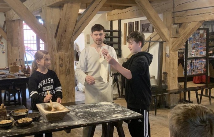 19 maja uczniowie klas 5a i 5b odwiedzili rodzinne miasto Mikołaja Kopernika. Zwiedzanie Torunia rozpoczęliśmy od Krzywej Wieży. Tutaj mogliśmy sprawdzić naszą prawość i uczciwość, gdyż według legendy tylko człowiek bez grzechu może utrzymać równowagę opierając się o jej ścianę. Następnie pan przewodnik oprowadził nas po Starym Mieście. Zobaczyliśmy dom i pomnik Mikołaja Kopernika, podziwialiśmy gotyckie kamienice, Bramę Klasztorną, Ratusz Staromiejski, Katedrę św. Jana Chrzciciela i św. Jana Ewangelisty. Poznaliśmy historię miasta i losy Mikołaja Kopernika. 
Kolejnym punktem programu było Żywe Muzeum Piernika. Pod okiem mistrza Dawida poznaliśmy rytuały związane z wypiekiem piernika. Własnoręcznie przygotowaliśmy ciasto i przy użyciu drewnianych form upiekliśmy pierniczki. Po warsztatach mieliśmy okazję zobaczyć manufakturę z początku XX wieku, maszyny służące do wypieku piernika, zabytkowy piec oraz kolekcję form woskowych.
Ostatnią atrakcją był Dom Legend Toruńskich. Tutaj nie tylko wysłuchaliśmy legend związanych z miastem, ale również sami mogliśmy wcielić się w ich bohaterów.
W drodze powrotnej zajechaliśmy do Grudziądza. Przeszliśmy Bramą Wodną na Stare Miasto i zrobiliśmy pamiątkową fotografię pod pomnikiem ułana i dziewczyny. 
To był udany dzień, pełen wrażeń. 