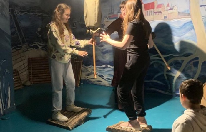 19 maja uczniowie klas 5a i 5b odwiedzili rodzinne miasto Mikołaja Kopernika. Zwiedzanie Torunia rozpoczęliśmy od Krzywej Wieży. Tutaj mogliśmy sprawdzić naszą prawość i uczciwość, gdyż według legendy tylko człowiek bez grzechu może utrzymać równowagę opierając się o jej ścianę. Następnie pan przewodnik oprowadził nas po Starym Mieście. Zobaczyliśmy dom i pomnik Mikołaja Kopernika, podziwialiśmy gotyckie kamienice, Bramę Klasztorną, Ratusz Staromiejski, Katedrę św. Jana Chrzciciela i św. Jana Ewangelisty. Poznaliśmy historię miasta i losy Mikołaja Kopernika. 
Kolejnym punktem programu było Żywe Muzeum Piernika. Pod okiem mistrza Dawida poznaliśmy rytuały związane z wypiekiem piernika. Własnoręcznie przygotowaliśmy ciasto i przy użyciu drewnianych form upiekliśmy pierniczki. Po warsztatach mieliśmy okazję zobaczyć manufakturę z początku XX wieku, maszyny służące do wypieku piernika, zabytkowy piec oraz kolekcję form woskowych.
Ostatnią atrakcją był Dom Legend Toruńskich. Tutaj nie tylko wysłuchaliśmy legend związanych z miastem, ale również sami mogliśmy wcielić się w ich bohaterów.
W drodze powrotnej zajechaliśmy do Grudziądza. Przeszliśmy Bramą Wodną na Stare Miasto i zrobiliśmy pamiątkową fotografię pod pomnikiem ułana i dziewczyny. 
To był udany dzień, pełen wrażeń. 