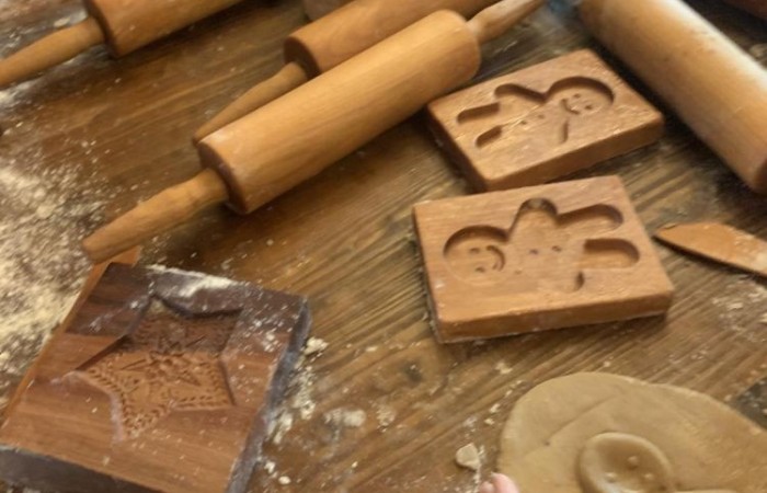 19 maja uczniowie klas 5a i 5b odwiedzili rodzinne miasto Mikołaja Kopernika. Zwiedzanie Torunia rozpoczęliśmy od Krzywej Wieży. Tutaj mogliśmy sprawdzić naszą prawość i uczciwość, gdyż według legendy tylko człowiek bez grzechu może utrzymać równowagę opierając się o jej ścianę. Następnie pan przewodnik oprowadził nas po Starym Mieście. Zobaczyliśmy dom i pomnik Mikołaja Kopernika, podziwialiśmy gotyckie kamienice, Bramę Klasztorną, Ratusz Staromiejski, Katedrę św. Jana Chrzciciela i św. Jana Ewangelisty. Poznaliśmy historię miasta i losy Mikołaja Kopernika. 
Kolejnym punktem programu było Żywe Muzeum Piernika. Pod okiem mistrza Dawida poznaliśmy rytuały związane z wypiekiem piernika. Własnoręcznie przygotowaliśmy ciasto i przy użyciu drewnianych form upiekliśmy pierniczki. Po warsztatach mieliśmy okazję zobaczyć manufakturę z początku XX wieku, maszyny służące do wypieku piernika, zabytkowy piec oraz kolekcję form woskowych.
Ostatnią atrakcją był Dom Legend Toruńskich. Tutaj nie tylko wysłuchaliśmy legend związanych z miastem, ale również sami mogliśmy wcielić się w ich bohaterów.
W drodze powrotnej zajechaliśmy do Grudziądza. Przeszliśmy Bramą Wodną na Stare Miasto i zrobiliśmy pamiątkową fotografię pod pomnikiem ułana i dziewczyny. 
To był udany dzień, pełen wrażeń. 