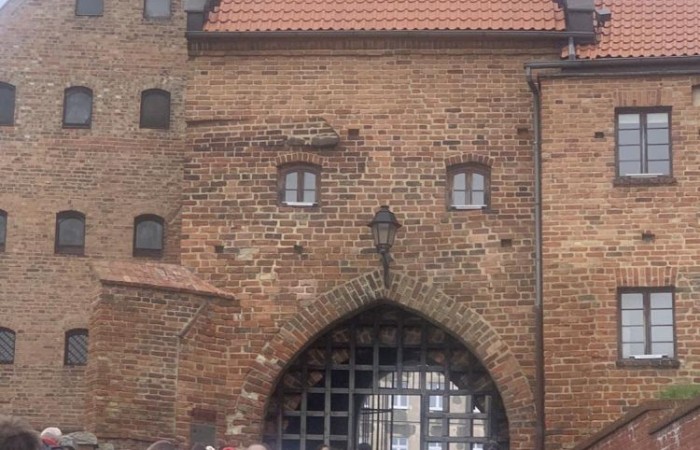 19 maja uczniowie klas 5a i 5b odwiedzili rodzinne miasto Mikołaja Kopernika. Zwiedzanie Torunia rozpoczęliśmy od Krzywej Wieży. Tutaj mogliśmy sprawdzić naszą prawość i uczciwość, gdyż według legendy tylko człowiek bez grzechu może utrzymać równowagę opierając się o jej ścianę. Następnie pan przewodnik oprowadził nas po Starym Mieście. Zobaczyliśmy dom i pomnik Mikołaja Kopernika, podziwialiśmy gotyckie kamienice, Bramę Klasztorną, Ratusz Staromiejski, Katedrę św. Jana Chrzciciela i św. Jana Ewangelisty. Poznaliśmy historię miasta i losy Mikołaja Kopernika. 
Kolejnym punktem programu było Żywe Muzeum Piernika. Pod okiem mistrza Dawida poznaliśmy rytuały związane z wypiekiem piernika. Własnoręcznie przygotowaliśmy ciasto i przy użyciu drewnianych form upiekliśmy pierniczki. Po warsztatach mieliśmy okazję zobaczyć manufakturę z początku XX wieku, maszyny służące do wypieku piernika, zabytkowy piec oraz kolekcję form woskowych.
Ostatnią atrakcją był Dom Legend Toruńskich. Tutaj nie tylko wysłuchaliśmy legend związanych z miastem, ale również sami mogliśmy wcielić się w ich bohaterów.
W drodze powrotnej zajechaliśmy do Grudziądza. Przeszliśmy Bramą Wodną na Stare Miasto i zrobiliśmy pamiątkową fotografię pod pomnikiem ułana i dziewczyny. 
To był udany dzień, pełen wrażeń. 