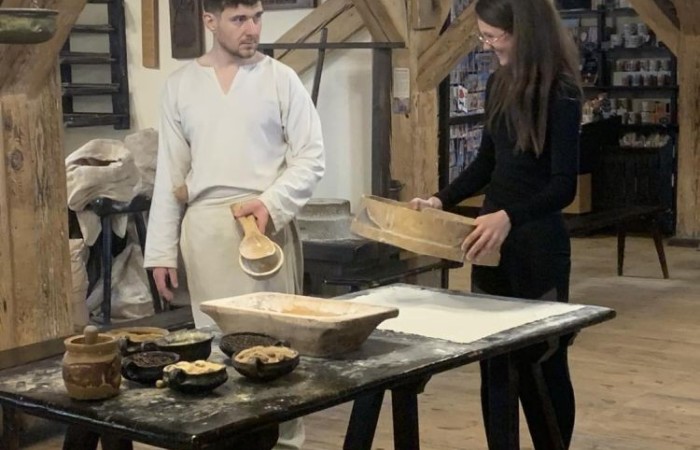 19 maja uczniowie klas 5a i 5b odwiedzili rodzinne miasto Mikołaja Kopernika. Zwiedzanie Torunia rozpoczęliśmy od Krzywej Wieży. Tutaj mogliśmy sprawdzić naszą prawość i uczciwość, gdyż według legendy tylko człowiek bez grzechu może utrzymać równowagę opierając się o jej ścianę. Następnie pan przewodnik oprowadził nas po Starym Mieście. Zobaczyliśmy dom i pomnik Mikołaja Kopernika, podziwialiśmy gotyckie kamienice, Bramę Klasztorną, Ratusz Staromiejski, Katedrę św. Jana Chrzciciela i św. Jana Ewangelisty. Poznaliśmy historię miasta i losy Mikołaja Kopernika. 
Kolejnym punktem programu było Żywe Muzeum Piernika. Pod okiem mistrza Dawida poznaliśmy rytuały związane z wypiekiem piernika. Własnoręcznie przygotowaliśmy ciasto i przy użyciu drewnianych form upiekliśmy pierniczki. Po warsztatach mieliśmy okazję zobaczyć manufakturę z początku XX wieku, maszyny służące do wypieku piernika, zabytkowy piec oraz kolekcję form woskowych.
Ostatnią atrakcją był Dom Legend Toruńskich. Tutaj nie tylko wysłuchaliśmy legend związanych z miastem, ale również sami mogliśmy wcielić się w ich bohaterów.
W drodze powrotnej zajechaliśmy do Grudziądza. Przeszliśmy Bramą Wodną na Stare Miasto i zrobiliśmy pamiątkową fotografię pod pomnikiem ułana i dziewczyny. 
To był udany dzień, pełen wrażeń. 