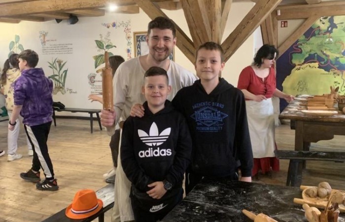 19 maja uczniowie klas 5a i 5b odwiedzili rodzinne miasto Mikołaja Kopernika. Zwiedzanie Torunia rozpoczęliśmy od Krzywej Wieży. Tutaj mogliśmy sprawdzić naszą prawość i uczciwość, gdyż według legendy tylko człowiek bez grzechu może utrzymać równowagę opierając się o jej ścianę. Następnie pan przewodnik oprowadził nas po Starym Mieście. Zobaczyliśmy dom i pomnik Mikołaja Kopernika, podziwialiśmy gotyckie kamienice, Bramę Klasztorną, Ratusz Staromiejski, Katedrę św. Jana Chrzciciela i św. Jana Ewangelisty. Poznaliśmy historię miasta i losy Mikołaja Kopernika. 
Kolejnym punktem programu było Żywe Muzeum Piernika. Pod okiem mistrza Dawida poznaliśmy rytuały związane z wypiekiem piernika. Własnoręcznie przygotowaliśmy ciasto i przy użyciu drewnianych form upiekliśmy pierniczki. Po warsztatach mieliśmy okazję zobaczyć manufakturę z początku XX wieku, maszyny służące do wypieku piernika, zabytkowy piec oraz kolekcję form woskowych.
Ostatnią atrakcją był Dom Legend Toruńskich. Tutaj nie tylko wysłuchaliśmy legend związanych z miastem, ale również sami mogliśmy wcielić się w ich bohaterów.
W drodze powrotnej zajechaliśmy do Grudziądza. Przeszliśmy Bramą Wodną na Stare Miasto i zrobiliśmy pamiątkową fotografię pod pomnikiem ułana i dziewczyny. 
To był udany dzień, pełen wrażeń. 