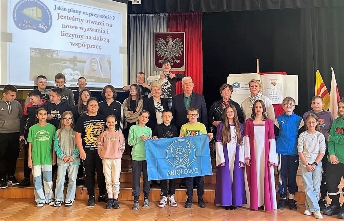 18.05.2023 roku gościliśmy w naszej szkole p. Halinę Cieślę-Prezeskę Stowarzyszenia Na Rzecz
Rozwoju Wsi ,,Aniołowo” oraz p. Zbigniewa Cieślę- Sołtysa Aniołowa. Spotkanie zostało zorganizowane w celu podsumowania 10-letniej współpracy szkoły ze stowarzyszeniem.
Nasze wieloletnie stosunki przeobraziły się w przyjacielską relację, opierającą się na współdziałaniu i wzajemnej integracji. Uczniowie regularnie mieli okazję doświadczać gościnności Aniołowa dzięki
organizowanym wycieczkom rowerowym, ogniskom oraz warsztatom tematycznym.
Poza działaniami podejmowanymi na szczeblu lokalnym i ogólnopolskim, realizowaliśmy się także
poza granicami kraju. Owocem naszej współpracy był projekt Erasmus + ,,Flax, lin and rooth”w
ramach którego nawiązaliśmy kontakt z przedstawicielami Francji i Portugalii. Do tej pory z
przyjemnością wspominamy wyjazd do Sant Thelo, podczas którego prezentowaliśmy nasz taniec
narodowy oraz galerię prac plastycznych wykonanych przez uczniów.
