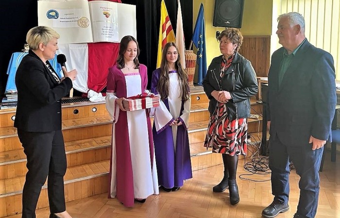 18.05.2023 roku gościliśmy w naszej szkole p. Halinę Cieślę-Prezeskę Stowarzyszenia Na Rzecz
Rozwoju Wsi ,,Aniołowo” oraz p. Zbigniewa Cieślę- Sołtysa Aniołowa. Spotkanie zostało zorganizowane w celu podsumowania 10-letniej współpracy szkoły ze stowarzyszeniem.
Nasze wieloletnie stosunki przeobraziły się w przyjacielską relację, opierającą się na współdziałaniu i wzajemnej integracji. Uczniowie regularnie mieli okazję doświadczać gościnności Aniołowa dzięki
organizowanym wycieczkom rowerowym, ogniskom oraz warsztatom tematycznym.
Poza działaniami podejmowanymi na szczeblu lokalnym i ogólnopolskim, realizowaliśmy się także
poza granicami kraju. Owocem naszej współpracy był projekt Erasmus + ,,Flax, lin and rooth”w
ramach którego nawiązaliśmy kontakt z przedstawicielami Francji i Portugalii. Do tej pory z
przyjemnością wspominamy wyjazd do Sant Thelo, podczas którego prezentowaliśmy nasz taniec
narodowy oraz galerię prac plastycznych wykonanych przez uczniów.
