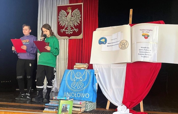 18.05.2023 roku gościliśmy w naszej szkole p. Halinę Cieślę-Prezeskę Stowarzyszenia Na Rzecz
Rozwoju Wsi ,,Aniołowo” oraz p. Zbigniewa Cieślę- Sołtysa Aniołowa. Spotkanie zostało zorganizowane w celu podsumowania 10-letniej współpracy szkoły ze stowarzyszeniem.
Nasze wieloletnie stosunki przeobraziły się w przyjacielską relację, opierającą się na współdziałaniu i wzajemnej integracji. Uczniowie regularnie mieli okazję doświadczać gościnności Aniołowa dzięki
organizowanym wycieczkom rowerowym, ogniskom oraz warsztatom tematycznym.
Poza działaniami podejmowanymi na szczeblu lokalnym i ogólnopolskim, realizowaliśmy się także
poza granicami kraju. Owocem naszej współpracy był projekt Erasmus + ,,Flax, lin and rooth”w
ramach którego nawiązaliśmy kontakt z przedstawicielami Francji i Portugalii. Do tej pory z
przyjemnością wspominamy wyjazd do Sant Thelo, podczas którego prezentowaliśmy nasz taniec
narodowy oraz galerię prac plastycznych wykonanych przez uczniów.
