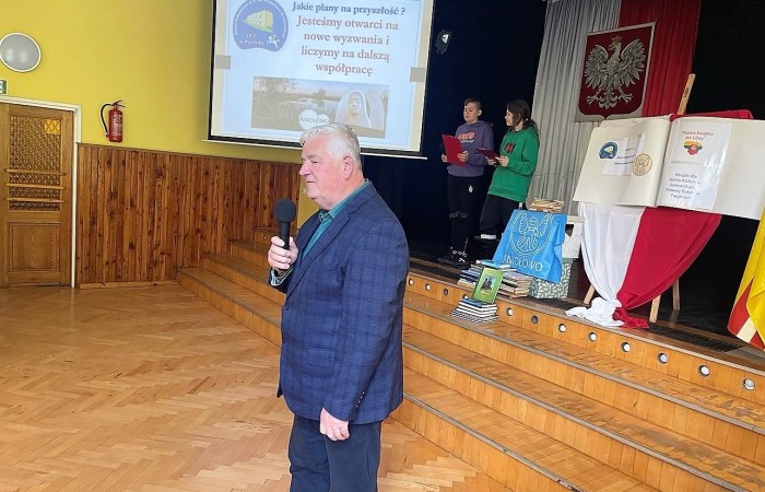 18.05.2023 roku gościliśmy w naszej szkole p. Halinę Cieślę-Prezeskę Stowarzyszenia Na Rzecz
Rozwoju Wsi ,,Aniołowo” oraz p. Zbigniewa Cieślę- Sołtysa Aniołowa. Spotkanie zostało zorganizowane w celu podsumowania 10-letniej współpracy szkoły ze stowarzyszeniem.
Nasze wieloletnie stosunki przeobraziły się w przyjacielską relację, opierającą się na współdziałaniu i wzajemnej integracji. Uczniowie regularnie mieli okazję doświadczać gościnności Aniołowa dzięki
organizowanym wycieczkom rowerowym, ogniskom oraz warsztatom tematycznym.
Poza działaniami podejmowanymi na szczeblu lokalnym i ogólnopolskim, realizowaliśmy się także
poza granicami kraju. Owocem naszej współpracy był projekt Erasmus + ,,Flax, lin and rooth”w
ramach którego nawiązaliśmy kontakt z przedstawicielami Francji i Portugalii. Do tej pory z
przyjemnością wspominamy wyjazd do Sant Thelo, podczas którego prezentowaliśmy nasz taniec
narodowy oraz galerię prac plastycznych wykonanych przez uczniów.
