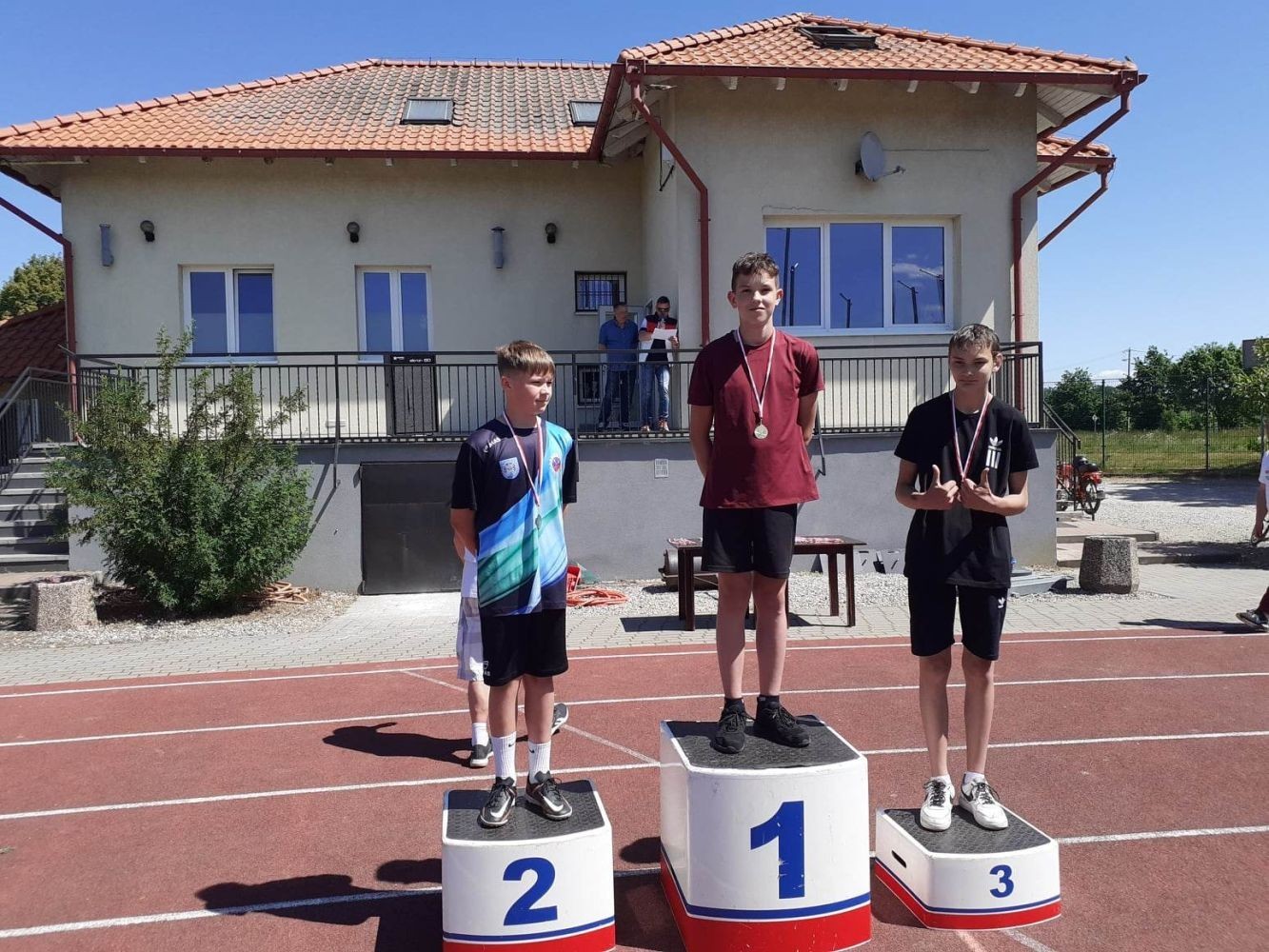 	30 maja na stadionie miejskim w Pasłęku odbyła się Szkolna Liga Lekko Atletyczna. W zawodach udział wzieło pięć szkół: SP 1, SP 2, SP 3 z Pasłęka, SP             z Młynar i SP z Godkowa. Naszą szkołę reprezentowało 23 uczniów. Zdobyliśmy              łącznie 18 medali w tym 6 złotych w kategorii:
- Bieg na 300 m dziewcząt, Marta Paluch 
- Bieg na 300 m chłopców, Tomasz Słowiński
- Bieg na 1000 m chłopców, Dominik Nikoniuk
- Skok wzwyż dziewcząt, Monika Żukowska
- Skok wzwyż chłopców, Dawid Makar
- Pchnięcie kulą dziewcząt, Nicola Cap
