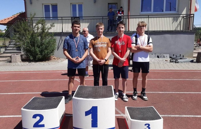 	30 maja na stadionie miejskim w Pasłęku odbyła się Szkolna Liga Lekko Atletyczna. W zawodach udział wzieło pięć szkół: SP 1, SP 2, SP 3 z Pasłęka, SP             z Młynar i SP z Godkowa. Naszą szkołę reprezentowało 23 uczniów. Zdobyliśmy              łącznie 18 medali w tym 6 złotych w kategorii:
- Bieg na 300 m dziewcząt, Marta Paluch 
- Bieg na 300 m chłopców, Tomasz Słowiński
- Bieg na 1000 m chłopców, Dominik Nikoniuk
- Skok wzwyż dziewcząt, Monika Żukowska
- Skok wzwyż chłopców, Dawid Makar
- Pchnięcie kulą dziewcząt, Nicola Cap
