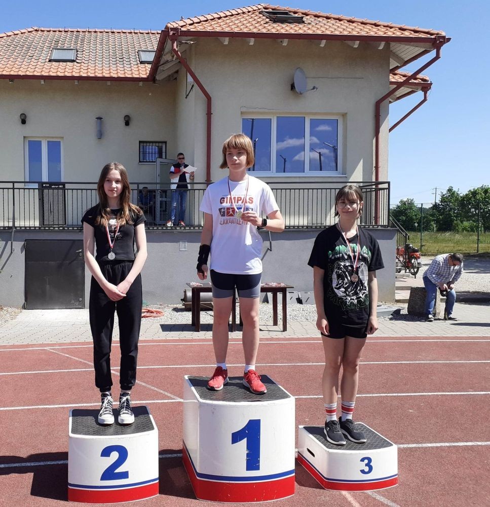 	30 maja na stadionie miejskim w Pasłęku odbyła się Szkolna Liga Lekko Atletyczna. W zawodach udział wzieło pięć szkół: SP 1, SP 2, SP 3 z Pasłęka, SP             z Młynar i SP z Godkowa. Naszą szkołę reprezentowało 23 uczniów. Zdobyliśmy              łącznie 18 medali w tym 6 złotych w kategorii:
- Bieg na 300 m dziewcząt, Marta Paluch 
- Bieg na 300 m chłopców, Tomasz Słowiński
- Bieg na 1000 m chłopców, Dominik Nikoniuk
- Skok wzwyż dziewcząt, Monika Żukowska
- Skok wzwyż chłopców, Dawid Makar
- Pchnięcie kulą dziewcząt, Nicola Cap
