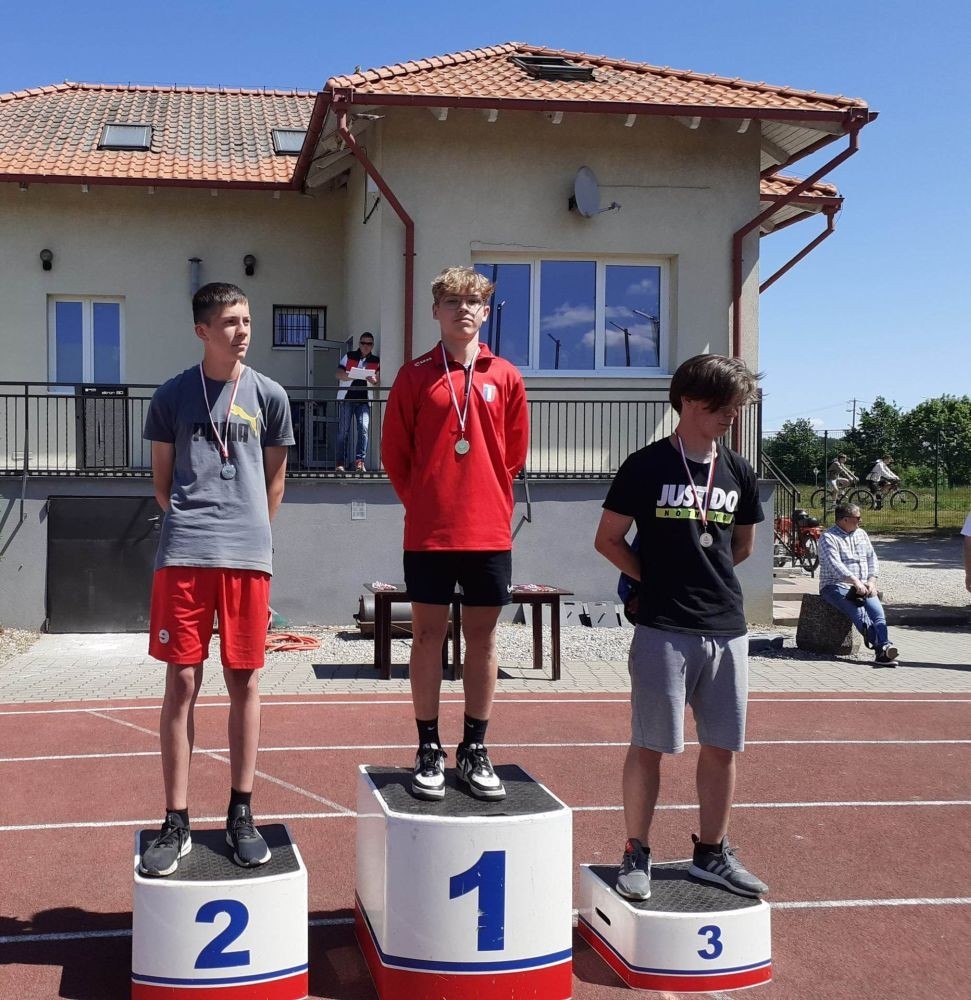 	30 maja na stadionie miejskim w Pasłęku odbyła się Szkolna Liga Lekko Atletyczna. W zawodach udział wzieło pięć szkół: SP 1, SP 2, SP 3 z Pasłęka, SP             z Młynar i SP z Godkowa. Naszą szkołę reprezentowało 23 uczniów. Zdobyliśmy              łącznie 18 medali w tym 6 złotych w kategorii:
- Bieg na 300 m dziewcząt, Marta Paluch 
- Bieg na 300 m chłopców, Tomasz Słowiński
- Bieg na 1000 m chłopców, Dominik Nikoniuk
- Skok wzwyż dziewcząt, Monika Żukowska
- Skok wzwyż chłopców, Dawid Makar
- Pchnięcie kulą dziewcząt, Nicola Cap
