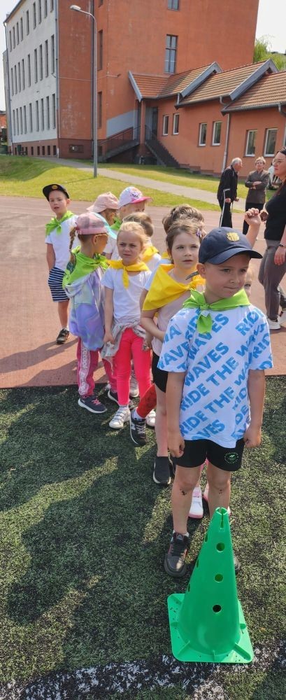 Dnia 26 maja w Zespole Szkół w Pasłęku odbyła się VI Edycja Igrzysk Przedszkolaka, w której udział wzięły dzieci z pasłęckich przedszkoli. Nasze przedszkole dzielnie reprezentowały dzieci  z grupy „Kotki ‘’ oraz „Biedronki”. Dzieci rywalizowały w różnych  konkurencjach sportowych przygotowanych przez Pasłęcki Szkolny Związek Sportowy. Nasze przedszkolaki w każdej z  konkurencji wykazywały się dużym zaangażowaniem i sprytem. Nie było konkurencji, które sprawiłyby  im trudności. Zarówno w biegu przez płotki, biegu slalomem z piłką, strzałach do braki wykazały się ogromną precyzją. Podczas wykonywania konkurencji towarzyszył dzieciom „zdrowy duch rywalizacji” , ale przede wszystkim na ich  twarzach malował się  ogromny uśmiech . Po zakończonej rywalizacji dzieci otrzymały pamiątkowe medale i nagrody z rąk Burmistrza Pasłęka. Na koniec najmilszą i najsłodszą niespodzianką okazała się wata cukrowa, którą otrzymały wszystkie przedszkolaki.