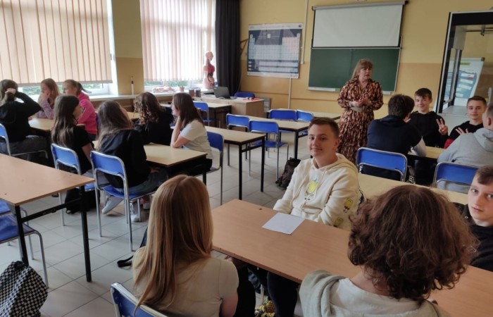 17 maja 2023 r. w klasach 7-8 odbyły się warsztaty profilaktyczne pt. ,,Stop cyberprzemocy’’, zorganizowane przez Centrum Edukacji Dialog z Krakowa. Zajęcia przeprowadziła p. Małgorzata Ellwart, terapeutka rodzinna, psycholog, skupiając się na tematyce uzależnień behawioralnych, w tym uzależnienia od telefonu i komputera. Większość uczniów była zaciekawiona tematem, padło sporo pytań, niektórzy sami wypowiadali swoje zdanie. Uczniowie dopytywali m.in. o to, jak rozpoznać uzależnienie, co można zrobić, by nie doprowadzić się do takiego stanu. Po południu odbyło się szkolenie skierowane do rodziców uczniów klas 6, 7, 8. Przeprowadzone warsztaty wpisują się w realizację programu wychowawczo-profilaktycznego.