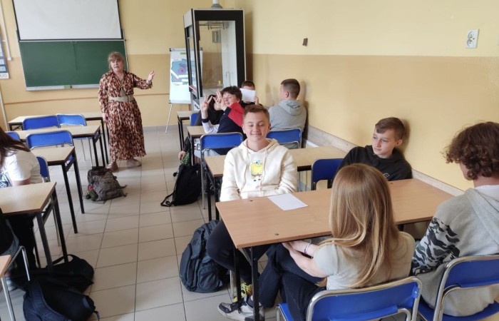 17 maja 2023 r. w klasach 7-8 odbyły się warsztaty profilaktyczne pt. ,,Stop cyberprzemocy’’, zorganizowane przez Centrum Edukacji Dialog z Krakowa. Zajęcia przeprowadziła p. Małgorzata Ellwart, terapeutka rodzinna, psycholog, skupiając się na tematyce uzależnień behawioralnych, w tym uzależnienia od telefonu i komputera. Większość uczniów była zaciekawiona tematem, padło sporo pytań, niektórzy sami wypowiadali swoje zdanie. Uczniowie dopytywali m.in. o to, jak rozpoznać uzależnienie, co można zrobić, by nie doprowadzić się do takiego stanu. Po południu odbyło się szkolenie skierowane do rodziców uczniów klas 6, 7, 8. Przeprowadzone warsztaty wpisują się w realizację programu wychowawczo-profilaktycznego.