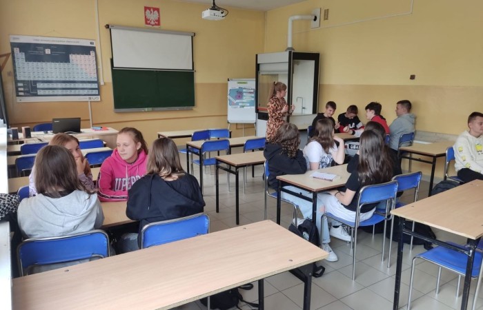 17 maja 2023 r. w klasach 7-8 odbyły się warsztaty profilaktyczne pt. ,,Stop cyberprzemocy’’, zorganizowane przez Centrum Edukacji Dialog z Krakowa. Zajęcia przeprowadziła p. Małgorzata Ellwart, terapeutka rodzinna, psycholog, skupiając się na tematyce uzależnień behawioralnych, w tym uzależnienia od telefonu i komputera. Większość uczniów była zaciekawiona tematem, padło sporo pytań, niektórzy sami wypowiadali swoje zdanie. Uczniowie dopytywali m.in. o to, jak rozpoznać uzależnienie, co można zrobić, by nie doprowadzić się do takiego stanu. Po południu odbyło się szkolenie skierowane do rodziców uczniów klas 6, 7, 8. Przeprowadzone warsztaty wpisują się w realizację programu wychowawczo-profilaktycznego.