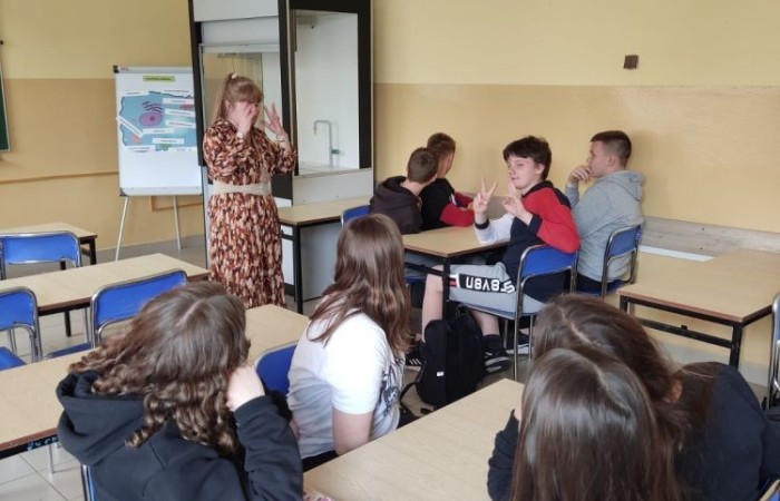 17 maja 2023 r. w klasach 7-8 odbyły się warsztaty profilaktyczne pt. ,,Stop cyberprzemocy’’, zorganizowane przez Centrum Edukacji Dialog z Krakowa. Zajęcia przeprowadziła p. Małgorzata Ellwart, terapeutka rodzinna, psycholog, skupiając się na tematyce uzależnień behawioralnych, w tym uzależnienia od telefonu i komputera. Większość uczniów była zaciekawiona tematem, padło sporo pytań, niektórzy sami wypowiadali swoje zdanie. Uczniowie dopytywali m.in. o to, jak rozpoznać uzależnienie, co można zrobić, by nie doprowadzić się do takiego stanu. Po południu odbyło się szkolenie skierowane do rodziców uczniów klas 6, 7, 8. Przeprowadzone warsztaty wpisują się w realizację programu wychowawczo-profilaktycznego.