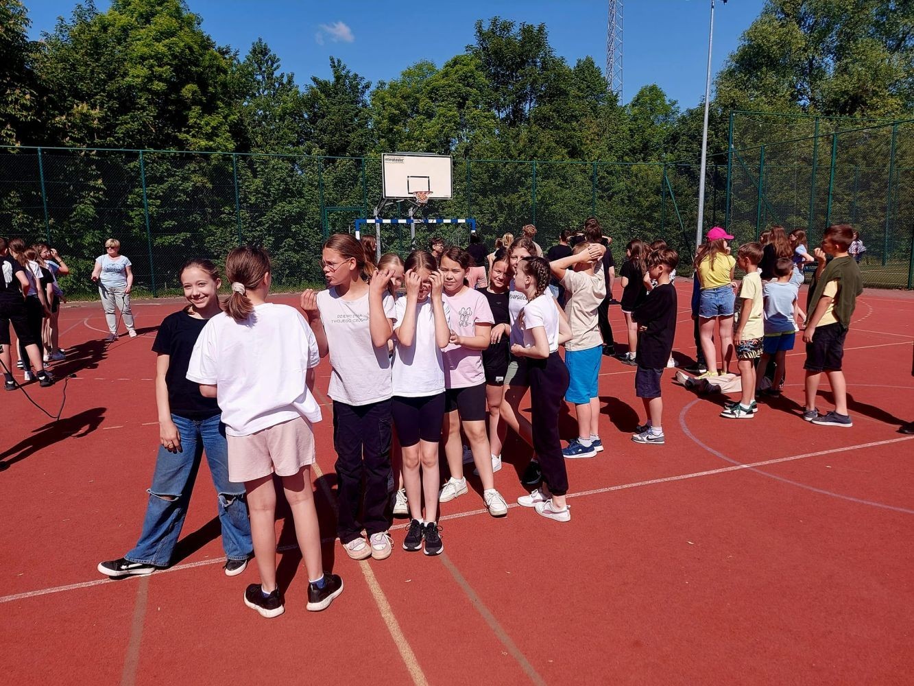 1 czerwca to święto wszystkich dzieci na całym świecie. Ten dzień w naszej szkole również upłynął w wyjątkowej atmosferze. Każda klasa wraz z wychowawcą miała za zadanie wykonać plakat profilaktyczny na temat zdrowych nawyków żywieniowych pt.: ”Rosnę zdrowo”. Jury w składzie:        p. Anna Adrych i p. Monika Łaskarzewska wyłoniło trzy najciekawsze prace plastyczne wykonane przez  klasy Va, IV a i VIII c. 
Uczniowie brali udział w zawodach sportowych tj. skakanie na skakance, rzuty do kosza, odbijanie piłki siatkowej oraz rzuty woreczkiem do celu. Tutaj duże podziękowania kierujemy do wszystkich nauczycieli, którzy nadzorowali poprawne wykonanie konkurencji  sportowych oraz skrupulatnie liczyli punkty.  W konkurencjach sportowych :
1 miejsce uzyskała klasa VIIIc
2 miejsce klasa VIIIb
3 miejsce klasa VIa
Atrakcją dzisiejszego dnia był food truck, zasponsorowany przez pana Karola Grabowskiego z koła łowieckiego „JENOT”.  Można było tam dostać pyszne lody i soki. Cieszył się on dużym zainteresowaniem. Dodatkowo mieliśmy okazję rozwiązywać zagadki przyrodniczo-ekologiczne, które były przygotowane na planszach edukacyjnych postawionych koło food trucka.
Na koniec uczniowie zaprezentowali swoje talenty w konkursie pt. „Śpiew i taniec na zdrowie. 
W tym szczególnym dniu każde dziecko otrzymało niespodziankę, a występujący nagrody rzeczowe. Impreza z okazji Dnia Dziecka odbyła się dzięki wsparciu Burmistrza Pasłęka p. Wiesława Śniecikowskiego oraz Rady Rodziców przy Szkole Podstawowej nr 2 w Pasłęku