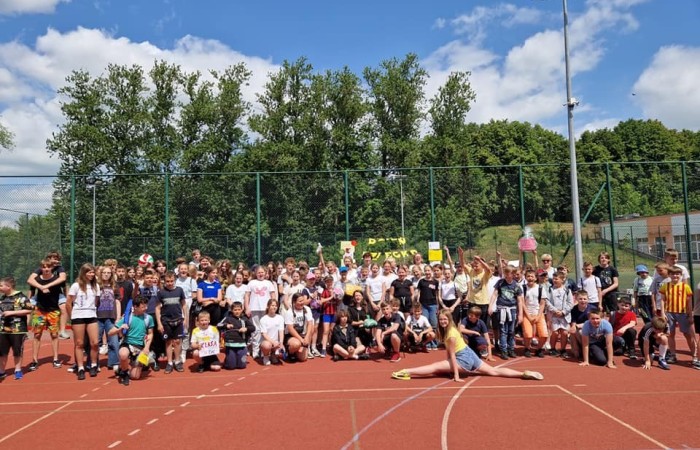 1 czerwca to święto wszystkich dzieci na całym świecie. Ten dzień w naszej szkole również upłynął w wyjątkowej atmosferze. Każda klasa wraz z wychowawcą miała za zadanie wykonać plakat profilaktyczny na temat zdrowych nawyków żywieniowych pt.: ”Rosnę zdrowo”. Jury w składzie:        p. Anna Adrych i p. Monika Łaskarzewska wyłoniło trzy najciekawsze prace plastyczne wykonane przez  klasy Va, IV a i VIII c. 
Uczniowie brali udział w zawodach sportowych tj. skakanie na skakance, rzuty do kosza, odbijanie piłki siatkowej oraz rzuty woreczkiem do celu. Tutaj duże podziękowania kierujemy do wszystkich nauczycieli, którzy nadzorowali poprawne wykonanie konkurencji  sportowych oraz skrupulatnie liczyli punkty.  W konkurencjach sportowych :
1 miejsce uzyskała klasa VIIIc
2 miejsce klasa VIIIb
3 miejsce klasa VIa
Atrakcją dzisiejszego dnia był food truck, zasponsorowany przez pana Karola Grabowskiego z koła łowieckiego „JENOT”.  Można było tam dostać pyszne lody i soki. Cieszył się on dużym zainteresowaniem. Dodatkowo mieliśmy okazję rozwiązywać zagadki przyrodniczo-ekologiczne, które były przygotowane na planszach edukacyjnych postawionych koło food trucka.
Na koniec uczniowie zaprezentowali swoje talenty w konkursie pt. „Śpiew i taniec na zdrowie. 
W tym szczególnym dniu każde dziecko otrzymało niespodziankę, a występujący nagrody rzeczowe. Impreza z okazji Dnia Dziecka odbyła się dzięki wsparciu Burmistrza Pasłęka p. Wiesława Śniecikowskiego oraz Rady Rodziców przy Szkole Podstawowej nr 2 w Pasłęku