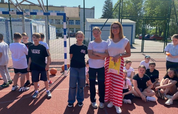 1 czerwca to święto wszystkich dzieci na całym świecie. Ten dzień w naszej szkole również upłynął w wyjątkowej atmosferze. Każda klasa wraz z wychowawcą miała za zadanie wykonać plakat profilaktyczny na temat zdrowych nawyków żywieniowych pt.: ”Rosnę zdrowo”. Jury w składzie:        p. Anna Adrych i p. Monika Łaskarzewska wyłoniło trzy najciekawsze prace plastyczne wykonane przez  klasy Va, IV a i VIII c. 
Uczniowie brali udział w zawodach sportowych tj. skakanie na skakance, rzuty do kosza, odbijanie piłki siatkowej oraz rzuty woreczkiem do celu. Tutaj duże podziękowania kierujemy do wszystkich nauczycieli, którzy nadzorowali poprawne wykonanie konkurencji  sportowych oraz skrupulatnie liczyli punkty.  W konkurencjach sportowych :
1 miejsce uzyskała klasa VIIIc
2 miejsce klasa VIIIb
3 miejsce klasa VIa
Atrakcją dzisiejszego dnia był food truck, zasponsorowany przez pana Karola Grabowskiego z koła łowieckiego „JENOT”.  Można było tam dostać pyszne lody i soki. Cieszył się on dużym zainteresowaniem. Dodatkowo mieliśmy okazję rozwiązywać zagadki przyrodniczo-ekologiczne, które były przygotowane na planszach edukacyjnych postawionych koło food trucka.
Na koniec uczniowie zaprezentowali swoje talenty w konkursie pt. „Śpiew i taniec na zdrowie. 
W tym szczególnym dniu każde dziecko otrzymało niespodziankę, a występujący nagrody rzeczowe. Impreza z okazji Dnia Dziecka odbyła się dzięki wsparciu Burmistrza Pasłęka p. Wiesława Śniecikowskiego oraz Rady Rodziców przy Szkole Podstawowej nr 2 w Pasłęku