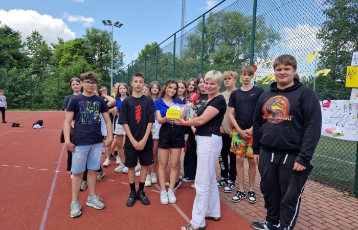 1 czerwca to święto wszystkich dzieci na całym świecie. Ten dzień w naszej szkole również upłynął w wyjątkowej atmosferze. Każda klasa wraz z wychowawcą miała za zadanie wykonać plakat profilaktyczny na temat zdrowych nawyków żywieniowych pt.: ”Rosnę zdrowo”. Jury w składzie:        p. Anna Adrych i p. Monika Łaskarzewska wyłoniło trzy najciekawsze prace plastyczne wykonane przez  klasy Va, IV a i VIII c. 
Uczniowie brali udział w zawodach sportowych tj. skakanie na skakance, rzuty do kosza, odbijanie piłki siatkowej oraz rzuty woreczkiem do celu. Tutaj duże podziękowania kierujemy do wszystkich nauczycieli, którzy nadzorowali poprawne wykonanie konkurencji  sportowych oraz skrupulatnie liczyli punkty.  W konkurencjach sportowych :
1 miejsce uzyskała klasa VIIIc
2 miejsce klasa VIIIb
3 miejsce klasa VIa
Atrakcją dzisiejszego dnia był food truck, zasponsorowany przez pana Karola Grabowskiego z koła łowieckiego „JENOT”.  Można było tam dostać pyszne lody i soki. Cieszył się on dużym zainteresowaniem. Dodatkowo mieliśmy okazję rozwiązywać zagadki przyrodniczo-ekologiczne, które były przygotowane na planszach edukacyjnych postawionych koło food trucka.
Na koniec uczniowie zaprezentowali swoje talenty w konkursie pt. „Śpiew i taniec na zdrowie. 
W tym szczególnym dniu każde dziecko otrzymało niespodziankę, a występujący nagrody rzeczowe. Impreza z okazji Dnia Dziecka odbyła się dzięki wsparciu Burmistrza Pasłęka p. Wiesława Śniecikowskiego oraz Rady Rodziców przy Szkole Podstawowej nr 2 w Pasłęku