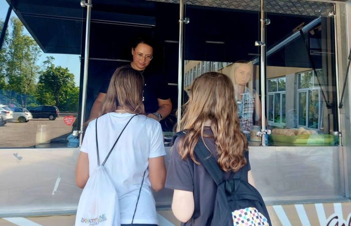 1 czerwca to święto wszystkich dzieci na całym świecie. Ten dzień w naszej szkole również upłynął w wyjątkowej atmosferze. Każda klasa wraz z wychowawcą miała za zadanie wykonać plakat profilaktyczny na temat zdrowych nawyków żywieniowych pt.: ”Rosnę zdrowo”. Jury w składzie:        p. Anna Adrych i p. Monika Łaskarzewska wyłoniło trzy najciekawsze prace plastyczne wykonane przez  klasy Va, IV a i VIII c. 
Uczniowie brali udział w zawodach sportowych tj. skakanie na skakance, rzuty do kosza, odbijanie piłki siatkowej oraz rzuty woreczkiem do celu. Tutaj duże podziękowania kierujemy do wszystkich nauczycieli, którzy nadzorowali poprawne wykonanie konkurencji  sportowych oraz skrupulatnie liczyli punkty.  W konkurencjach sportowych :
1 miejsce uzyskała klasa VIIIc
2 miejsce klasa VIIIb
3 miejsce klasa VIa
Atrakcją dzisiejszego dnia był food truck, zasponsorowany przez pana Karola Grabowskiego z koła łowieckiego „JENOT”.  Można było tam dostać pyszne lody i soki. Cieszył się on dużym zainteresowaniem. Dodatkowo mieliśmy okazję rozwiązywać zagadki przyrodniczo-ekologiczne, które były przygotowane na planszach edukacyjnych postawionych koło food trucka.
Na koniec uczniowie zaprezentowali swoje talenty w konkursie pt. „Śpiew i taniec na zdrowie. 
W tym szczególnym dniu każde dziecko otrzymało niespodziankę, a występujący nagrody rzeczowe. Impreza z okazji Dnia Dziecka odbyła się dzięki wsparciu Burmistrza Pasłęka p. Wiesława Śniecikowskiego oraz Rady Rodziców przy Szkole Podstawowej nr 2 w Pasłęku