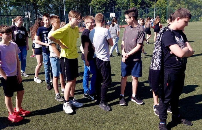 1 czerwca to święto wszystkich dzieci na całym świecie. Ten dzień w naszej szkole również upłynął w wyjątkowej atmosferze. Każda klasa wraz z wychowawcą miała za zadanie wykonać plakat profilaktyczny na temat zdrowych nawyków żywieniowych pt.: ”Rosnę zdrowo”. Jury w składzie:        p. Anna Adrych i p. Monika Łaskarzewska wyłoniło trzy najciekawsze prace plastyczne wykonane przez  klasy Va, IV a i VIII c. 
Uczniowie brali udział w zawodach sportowych tj. skakanie na skakance, rzuty do kosza, odbijanie piłki siatkowej oraz rzuty woreczkiem do celu. Tutaj duże podziękowania kierujemy do wszystkich nauczycieli, którzy nadzorowali poprawne wykonanie konkurencji  sportowych oraz skrupulatnie liczyli punkty.  W konkurencjach sportowych :
1 miejsce uzyskała klasa VIIIc
2 miejsce klasa VIIIb
3 miejsce klasa VIa
Atrakcją dzisiejszego dnia był food truck, zasponsorowany przez pana Karola Grabowskiego z koła łowieckiego „JENOT”.  Można było tam dostać pyszne lody i soki. Cieszył się on dużym zainteresowaniem. Dodatkowo mieliśmy okazję rozwiązywać zagadki przyrodniczo-ekologiczne, które były przygotowane na planszach edukacyjnych postawionych koło food trucka.
Na koniec uczniowie zaprezentowali swoje talenty w konkursie pt. „Śpiew i taniec na zdrowie. 
W tym szczególnym dniu każde dziecko otrzymało niespodziankę, a występujący nagrody rzeczowe. Impreza z okazji Dnia Dziecka odbyła się dzięki wsparciu Burmistrza Pasłęka p. Wiesława Śniecikowskiego oraz Rady Rodziców przy Szkole Podstawowej nr 2 w Pasłęku